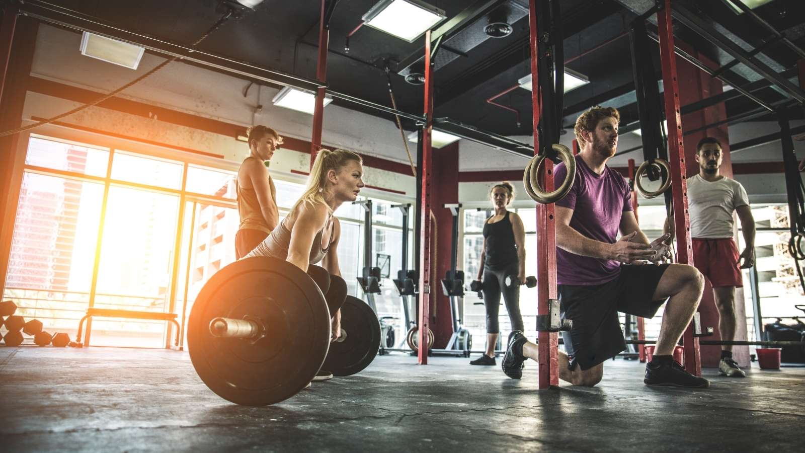 mukkis gym equipment menschen traineren in fitnessstudio
