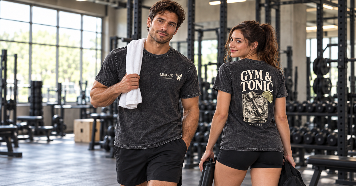 MUKKIS GYM CLUB – Frau und Mann mit GYM & TONIC Shirt im Gym