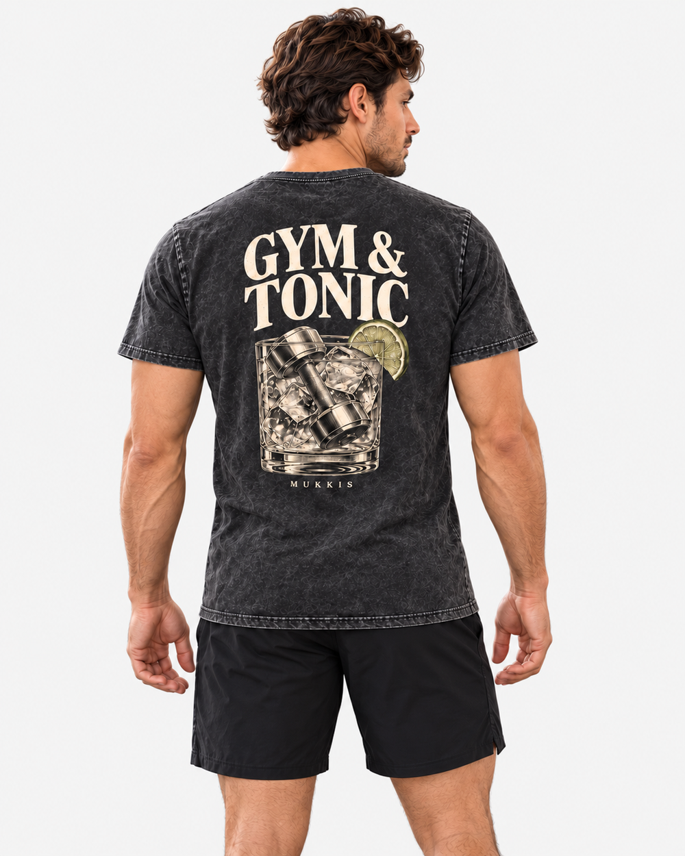MUKKIS gym-tonic-mann-hinten – Model auf hellgrauem Studiohintergrund