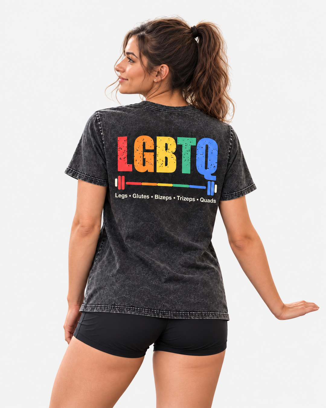 MUKKIS lgbtq-frau-hinten – Model auf hellgrauem Studiohintergrund