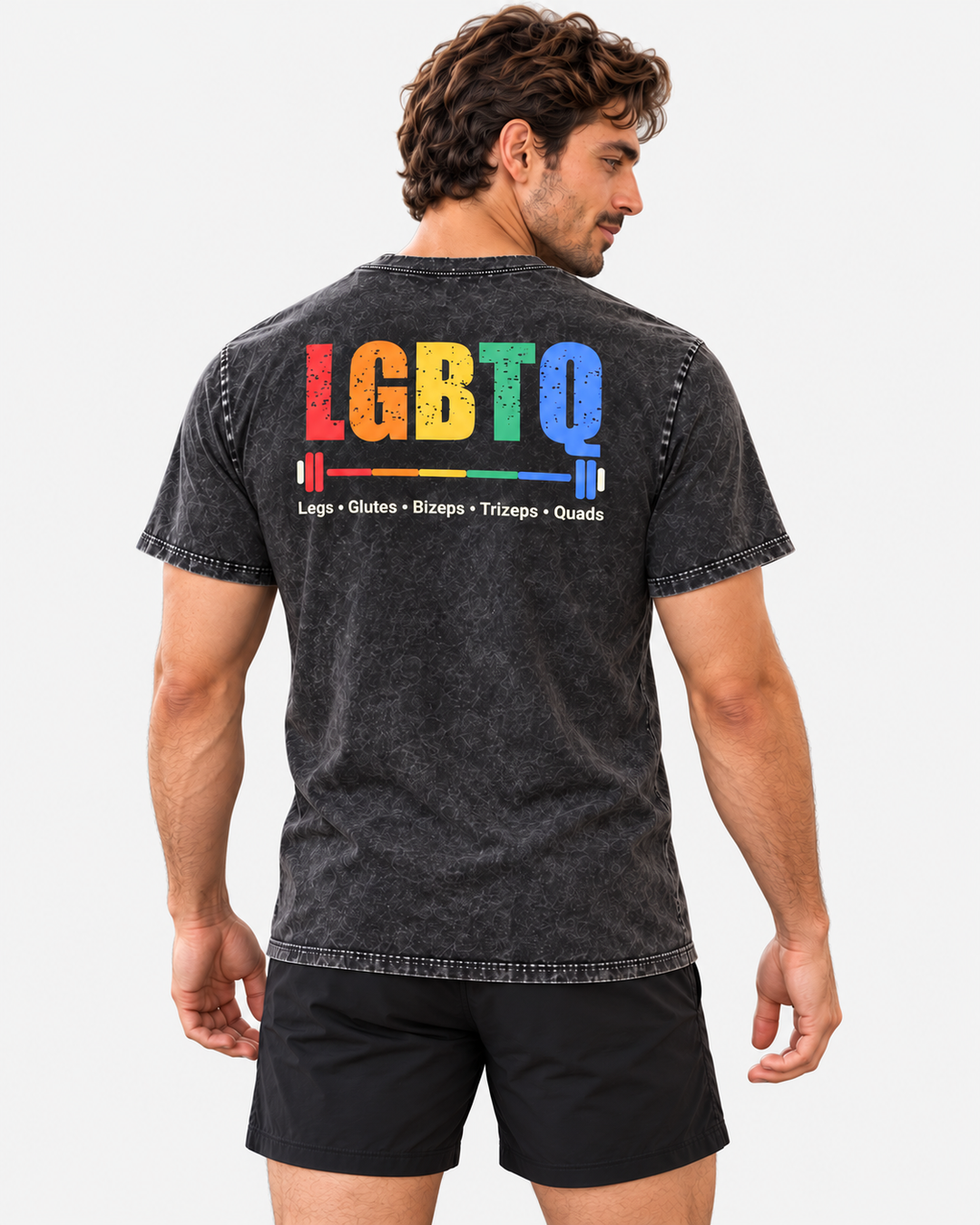 MUKKIS lgbtq-mann-hinten – Model auf hellgrauem Studiohintergrund