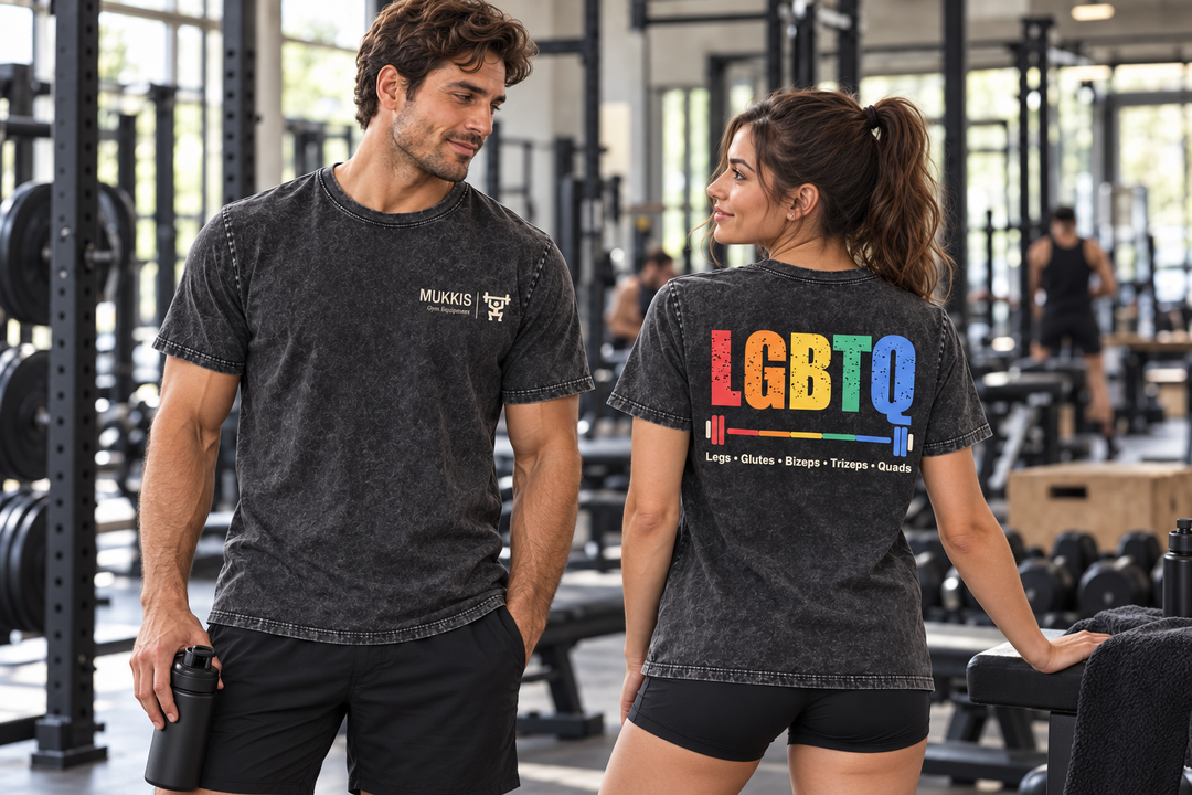 Mann und Frau im Gym mit MUKKIS LGBTQ Mineral-Wash-Shirt – Brustlogo und Rückenmotiv; KI-gestyltes Motivbild
