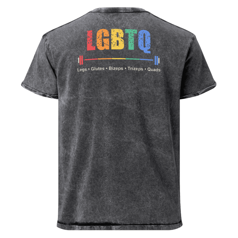 MUKKIS LGBTQ Mineral-Wash-Shirt – echte Printful-Rückenansicht mit LGBTQ, Langhantel und Legs • Glutes • Bizeps • Trizeps • Quads