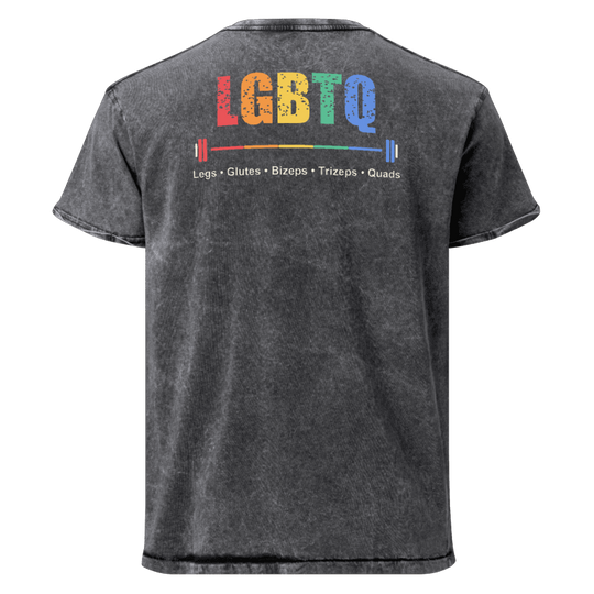 MUKKIS LGBTQ Mineral-Wash-Shirt – echte Printful-Rückenansicht mit LGBTQ, Langhantel und Legs • Glutes • Bizeps • Trizeps • Quads