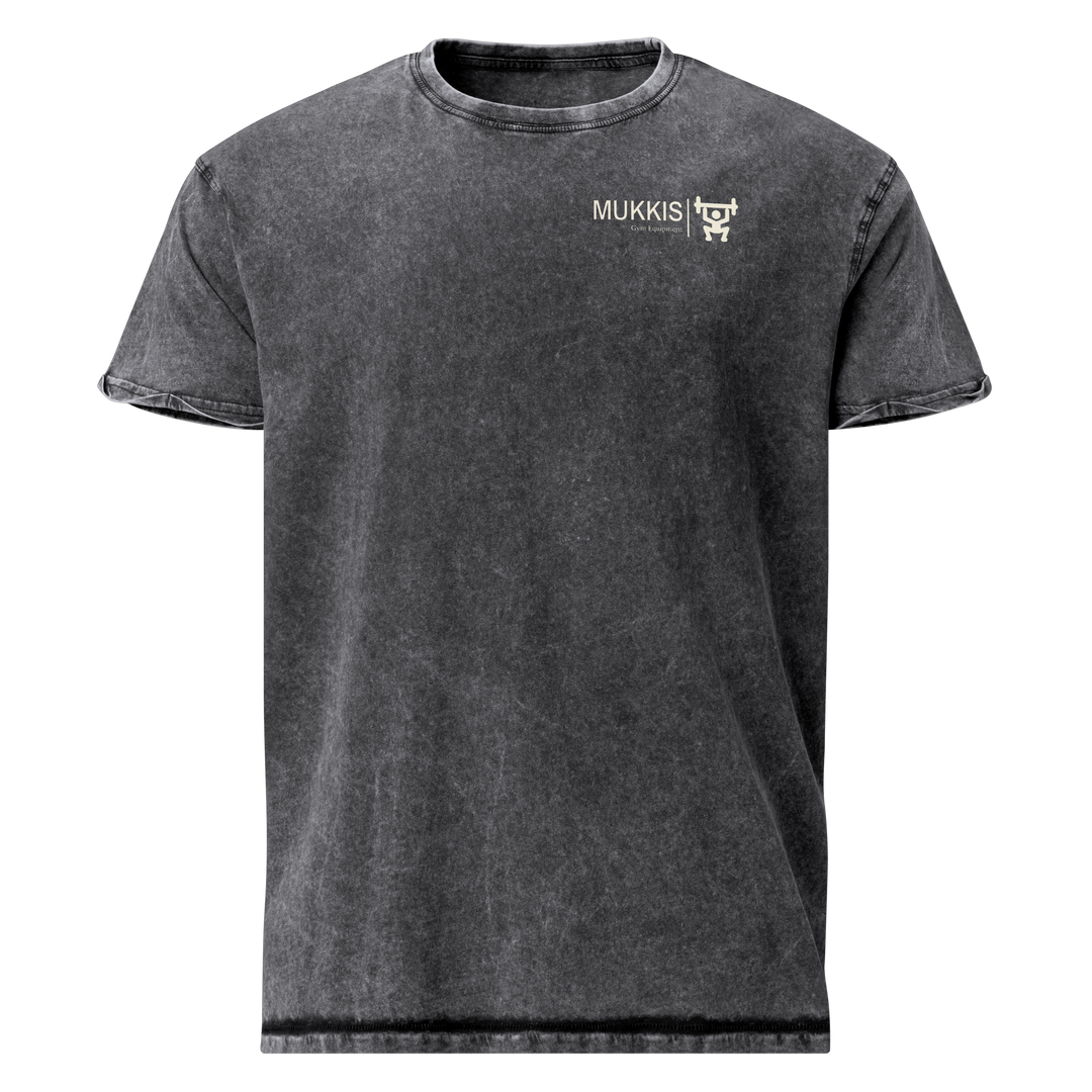 MUKKIS LGBTQ Mineral-Wash-Shirt – echte Printful-Vorderansicht mit cremefarbenem Brustlogo