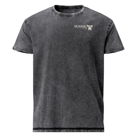 MUKKIS LGBTQ Mineral-Wash-Shirt – echte Printful-Vorderansicht mit cremefarbenem Brustlogo